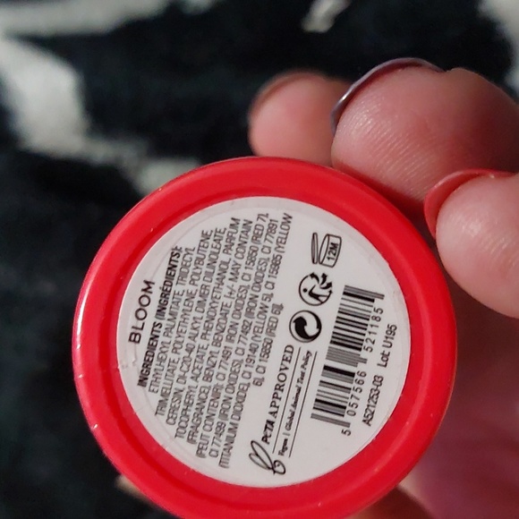 Makeup Revolution Blush New in Bloom - Picture 3 of 3